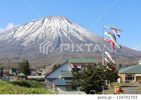 五月初旬、春の北海道、虻田郡、日本の残したい村百選ににも選ばれた真狩村から望む春の蝦夷富士、羊蹄山 五月初旬、春の北海道、虻田郡、日本の残したい村百選ににも選ばれた真狩村から望む春の蝦夷富士、羊蹄山 139702703