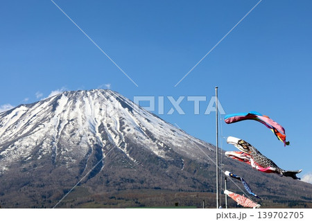 五月初旬、春の北海道、虻田郡、日本の残したい村百選ににも選ばれた真狩村から望む春の蝦夷富士、羊蹄山 五月初旬、春の北海道、虻田郡、日本の残したい村百選ににも選ばれた真狩村から望む春の蝦夷富士、羊蹄山 139702705