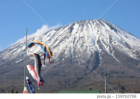 五月初旬、春の北海道、虻田郡、日本の残したい村百選ににも選ばれた真狩村から望む春の蝦夷富士、羊蹄山 五月初旬、春の北海道、虻田郡、日本の残したい村百選ににも選ばれた真狩村から望む春の蝦夷富士、羊蹄山 139702706