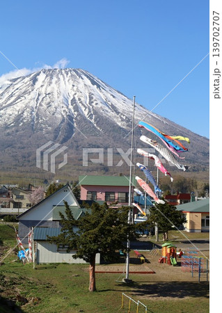 五月初旬、春の北海道、虻田郡、日本の残したい村百選ににも選ばれた真狩村から望む春の蝦夷富士、羊蹄山 139702707