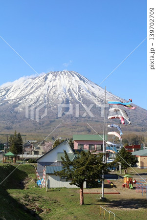 五月初旬、春の北海道、虻田郡、日本の残したい村百選ににも選ばれた真狩村から望む春の蝦夷富士、羊蹄山 139702709