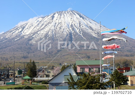 五月初旬、春の北海道、虻田郡、日本の残したい村百選ににも選ばれた真狩村から望む春の蝦夷富士、羊蹄山 五月初旬、春の北海道、虻田郡、日本の残したい村百選ににも選ばれた真狩村から望む春の蝦夷富士、羊蹄山 139702710