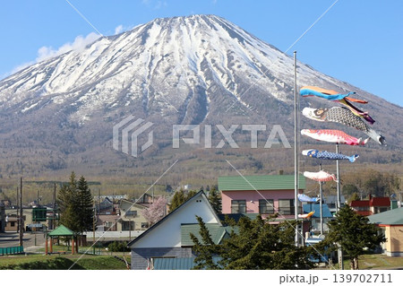 五月初旬、春の北海道、虻田郡、日本の残したい村百選ににも選ばれた真狩村から望む春の蝦夷富士、羊蹄山 五月初旬、春の北海道、虻田郡、日本の残したい村百選ににも選ばれた真狩村から望む春の蝦夷富士、羊蹄山 139702711