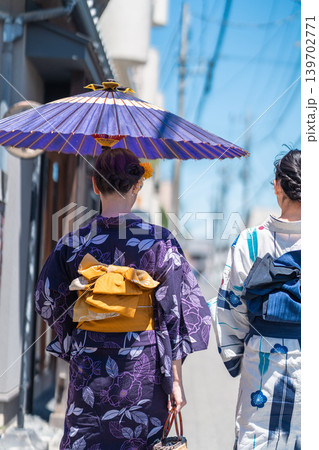 和の街並みを歩く浴衣姿の女性2人の後ろ姿 139702771