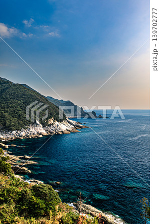 屋久島灯台から望む透明な青い海とダイナミックな海岸線 139702777