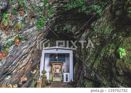 巨岩に抱かれた屋久島矢筈嶽神社の岩窟神社風景 巨岩に抱かれた屋久島矢筈嶽神社の岩窟神社風景 139702782