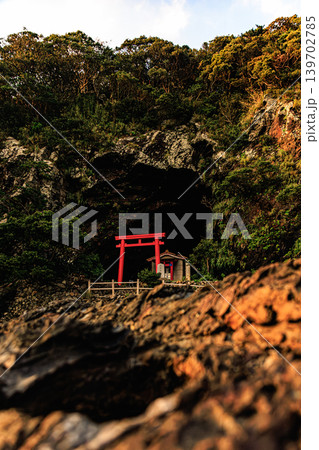 海岸の巨岩に抱かれた屋久島・矢筈嶽神社の鳥居と祠 海岸の巨岩に抱かれた屋久島・矢筈嶽神社の鳥居と祠 139702785