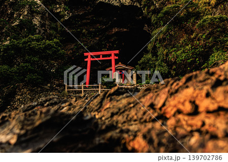 神秘の岩窟空間 屋久島矢筈嶽神社の神聖な景観 神秘の岩窟空間 屋久島矢筈嶽神社の神聖な景観 139702786