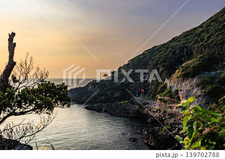 海と断崖に守られた屋久島矢筈嶽神社の絶景 海と断崖に守られた屋久島矢筈嶽神社の絶景 139702788