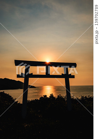 屋久島の夕日が彩る矢筈嶽神社の神秘空間 139702789