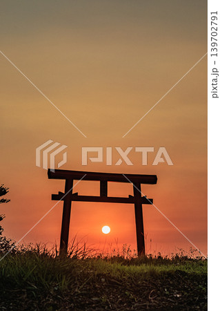 屋久島の海に沈む夕日と矢筈嶽神社の神秘的な鳥居 139702791