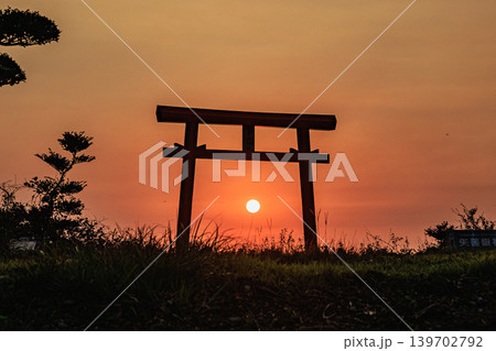 黄金色の夕景に浮かぶ屋久島矢筈嶽神社の鳥居 黄金色の夕景に浮かぶ屋久島矢筈嶽神社の鳥居 139702792