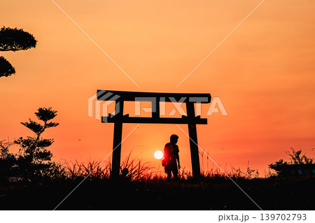 屋久島の夕暮れ 矢筈嶽神社から望む静かな海景色 139702793
