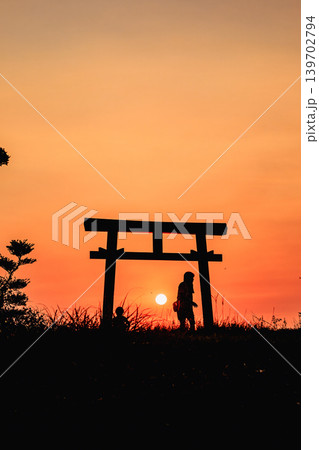 サンセットに包まれる屋久島矢筈嶽神社の神聖な風景 139702794