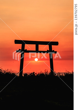 夕陽と海と鳥居が織りなす屋久島矢筈嶽神社の絶景 夕陽と海と鳥居が織りなす屋久島矢筈嶽神社の絶景 139702795