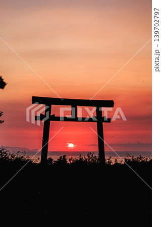 屋久島の夕景スポット 矢筈嶽神社の幻想的な鳥居風景 屋久島の夕景スポット 矢筈嶽神社の幻想的な鳥居風景 139702797