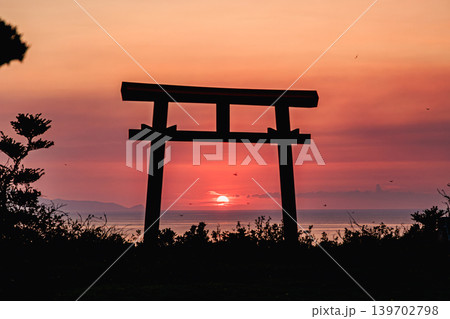 神々しい夕日に照らされる屋久島矢筈嶽神社 神々しい夕日に照らされる屋久島矢筈嶽神社 139702798