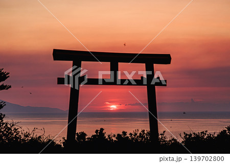 夕空に映える矢筈嶽神社の鳥居と屋久島の海景色 139702800