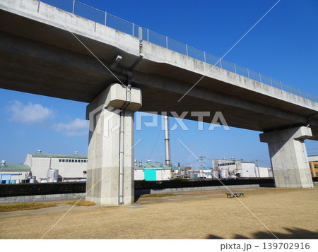 川越緑地公園と四日市港霞ヶ浦北ふ頭地区道路の橋脚と橋梁排水装置(三重県三重郡川越町) 川越緑地公園と四日市港霞ヶ浦北ふ頭地区道路の橋脚と橋梁排水装置(三重県三重郡川越町) 139702916