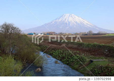 五月の北海道、春の北海道、虻田郡、倶知安町くっちゃんちょうの農道から眺める北海道蝦夷富士の羊蹄山 139702998
