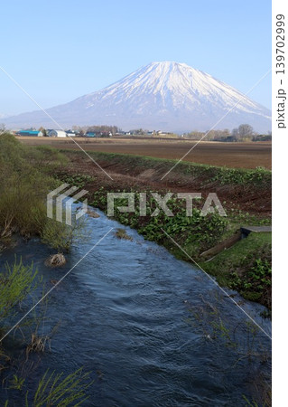 五月の北海道、春の北海道、虻田郡、倶知安町くっちゃんちょうの農道から眺める北海道蝦夷富士の羊蹄山 五月の北海道、春の北海道、虻田郡、倶知安町くっちゃんちょうの農道から眺める北海道蝦夷富士の羊蹄山 139702999