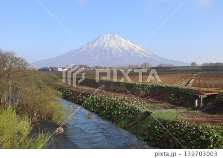 五月の北海道、春の北海道、虻田郡、倶知安町くっちゃんちょうの農道から眺める北海道蝦夷富士の羊蹄山 五月の北海道、春の北海道、虻田郡、倶知安町くっちゃんちょうの農道から眺める北海道蝦夷富士の羊蹄山 139703003