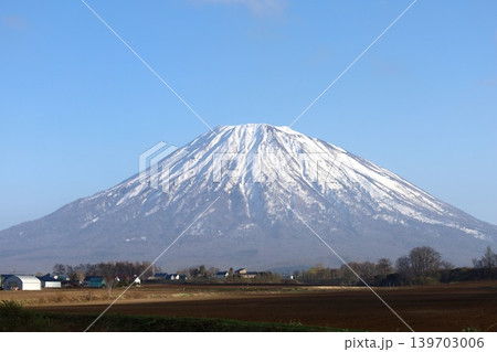 五月の北海道、春の北海道、虻田郡、倶知安町くっちゃんちょうの農道から眺める北海道蝦夷富士の羊蹄山 139703006