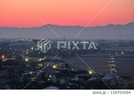 夜明け前の弥彦大鳥居と街並み(新潟県弥彦村) 夜明け前の弥彦大鳥居と街並み(新潟県弥彦村) 139703094