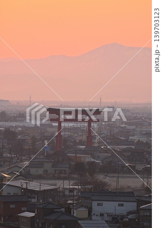 朝の弥彦大鳥居と市街地の風景(新潟県弥彦村) 朝の弥彦大鳥居と市街地の風景(新潟県弥彦村) 139703123