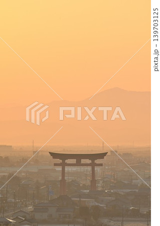 朝の弥彦大鳥居と市街地の風景(新潟県弥彦村) 朝の弥彦大鳥居と市街地の風景(新潟県弥彦村) 139703125