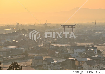 朝の弥彦大鳥居と市街地の風景(新潟県弥彦村) 朝の弥彦大鳥居と市街地の風景(新潟県弥彦村) 139703129