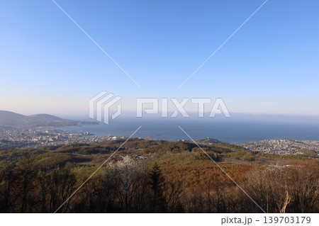 春の北海道、五月初旬、小樽市の後方、毛無山の展望所から望む北海道の小樽、港湾と石狩湾を望む、青空と夕 春の北海道、五月初旬、小樽市の後方、毛無山の展望所から望む北海道の小樽、港湾と石狩湾を望む、青空と夕 139703179