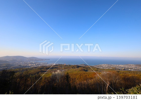 春の北海道、五月初旬、小樽市の後方、毛無山の展望所から望む北海道の小樽、港湾と石狩湾を望む、青空と夕 春の北海道、五月初旬、小樽市の後方、毛無山の展望所から望む北海道の小樽、港湾と石狩湾を望む、青空と夕 139703181