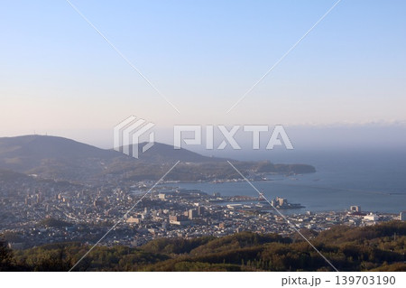 春の北海道、五月初旬、小樽市の後方、毛無山の展望所から望む北海道の小樽、港湾と石狩湾を望む、青空と夕 春の北海道、五月初旬、小樽市の後方、毛無山の展望所から望む北海道の小樽、港湾と石狩湾を望む、青空と夕 139703190