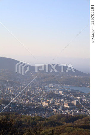 春の北海道、五月初旬、小樽市の後方、毛無山の展望所から望む北海道の小樽、港湾と石狩湾を望む、青空と夕 春の北海道、五月初旬、小樽市の後方、毛無山の展望所から望む北海道の小樽、港湾と石狩湾を望む、青空と夕 139703191