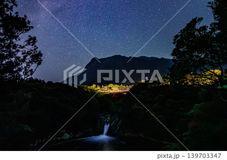 星空と天の川に包まれた屋久島トローキの滝の神秘的な夜景 139703347