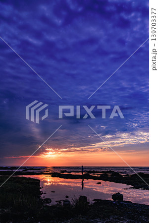 紫と紅に染まる屋久島春田浜海水浴場の夜明け風景 紫と紅に染まる屋久島春田浜海水浴場の夜明け風景 139703377