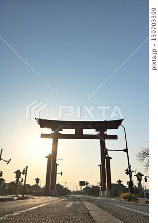 朝日を背にした弥彦大鳥居(新潟県弥彦村) 朝日を背にした弥彦大鳥居(新潟県弥彦村) 139703399