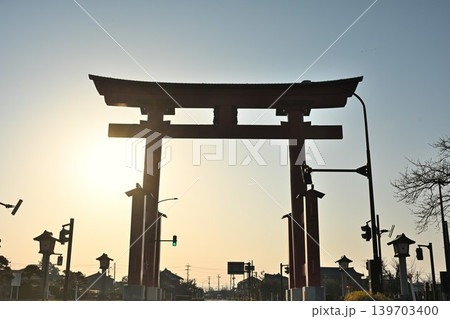 朝日を背にした弥彦大鳥居(新潟県弥彦村) 朝日を背にした弥彦大鳥居(新潟県弥彦村) 139703400