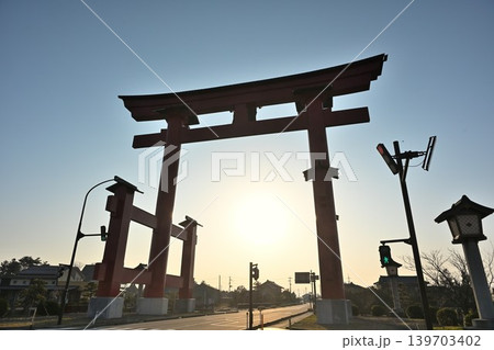 朝日を背にした弥彦大鳥居（新潟県弥彦村） 139703402
