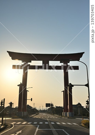 朝日を背にした弥彦大鳥居(新潟県弥彦村) 朝日を背にした弥彦大鳥居(新潟県弥彦村) 139703405