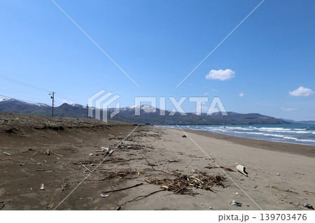 五月の北海道、石狩湾に浮かぶ風力発電、小樽市銭函と石狩市の境、新川の河口口、石狩湾新港発電所を望む 五月の北海道、石狩湾に浮かぶ風力発電、小樽市銭函と石狩市の境、新川の河口口、石狩湾新港発電所を望む 139703476