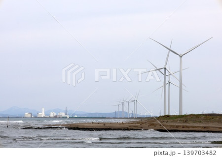 五月の北海道、石狩湾に浮かぶ風力発電、小樽市銭函と石狩市の境、新川の河口口、石狩湾新港発電所を望む 五月の北海道、石狩湾に浮かぶ風力発電、小樽市銭函と石狩市の境、新川の河口口、石狩湾新港発電所を望む 139703482