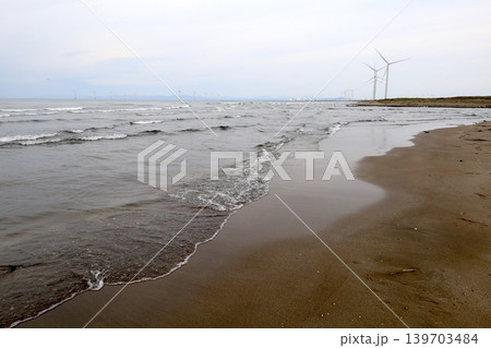 五月の北海道、石狩湾に浮かぶ風力発電、小樽市銭函と石狩市の境、新川の河口口、石狩湾新港発電所を望む 五月の北海道、石狩湾に浮かぶ風力発電、小樽市銭函と石狩市の境、新川の河口口、石狩湾新港発電所を望む 139703484