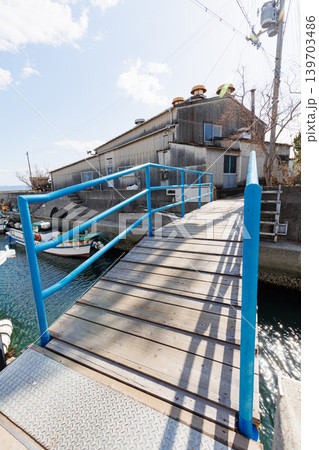 江井ヶ島港の水路にかかる橋(兵庫県明石市) 江井ヶ島港の水路にかかる橋(兵庫県明石市) 139703486