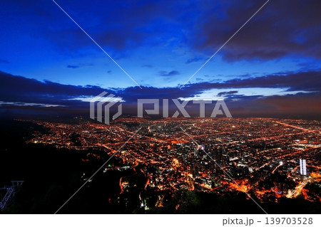 コロンビアの首都ボゴタの夜景 光の道路が交差する大都市の絶景俯瞰 コロンビアの首都ボゴタの夜景 光の道路が交差する大都市の絶景俯瞰 139703528