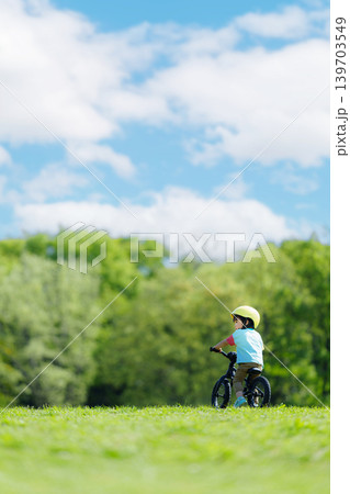 公園でキックバイクにまたがる2歳の男の子 公園でキックバイクにまたがる2歳の男の子 139703549