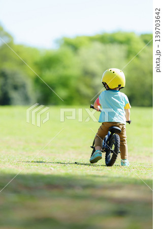公園でキックバイクを練習する2歳の男の子 139703642