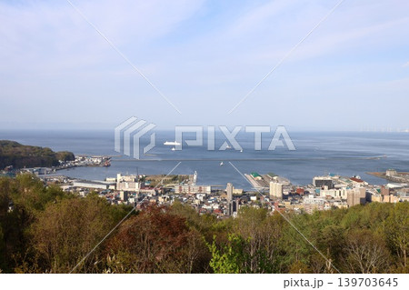 五月の北海道、小樽、小樽市、おたる、漫画やアニメの聖地巡礼、旭展望台より小樽の街並みを望む五月の春 139703645