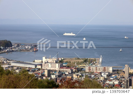 五月の北海道、小樽、小樽市、おたる、漫画やアニメの聖地巡礼、旭展望台より小樽の街並みを望む五月の春 139703647